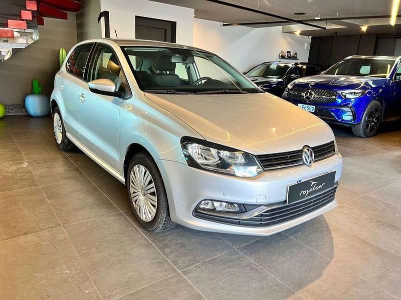 Argento Usata 2017 VW Polo Comfortline Tre volumi | 8900 € (Buon prezzo) - Immagine 1/4
