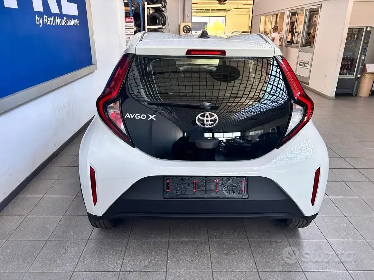 Usata Toyota Aygo X Trend 72 CV (52 kW) 2025 Bianco SUV