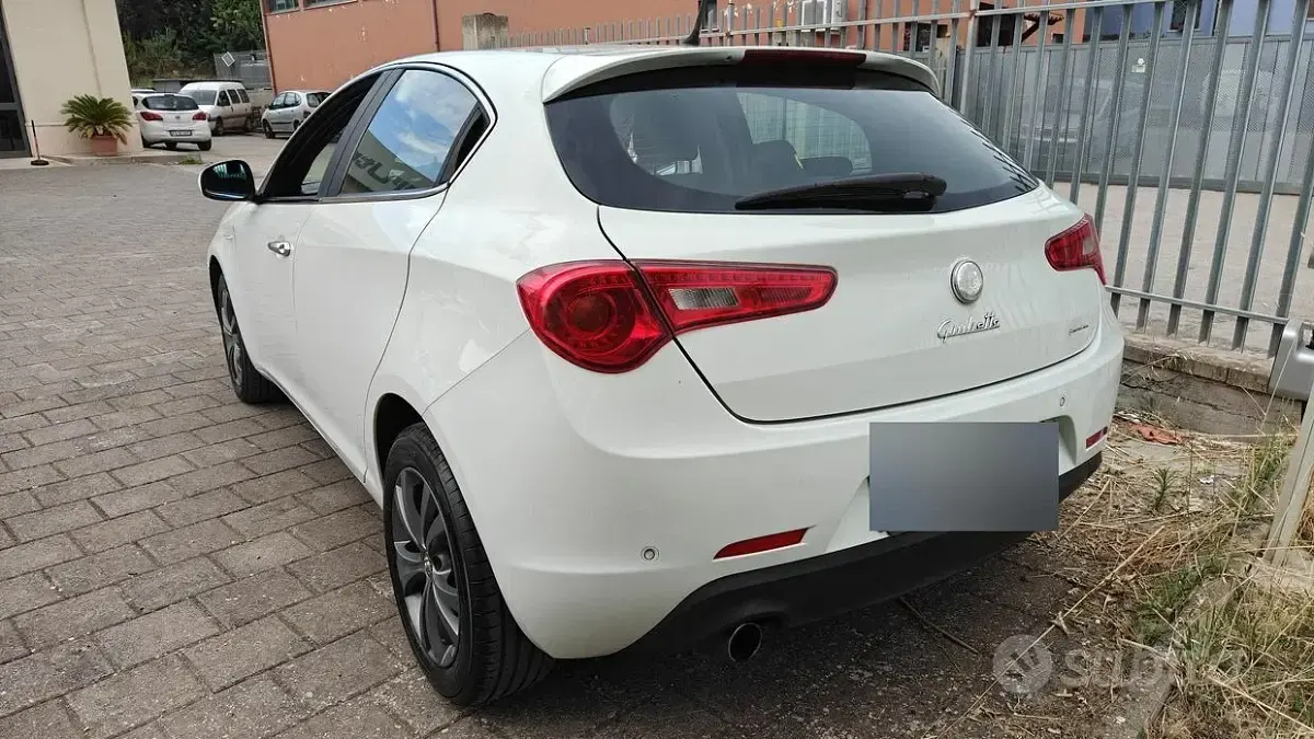 Usata Alfa Romeo Giulietta 105 CV (77 kW) 2011 Bianco Utilitaria