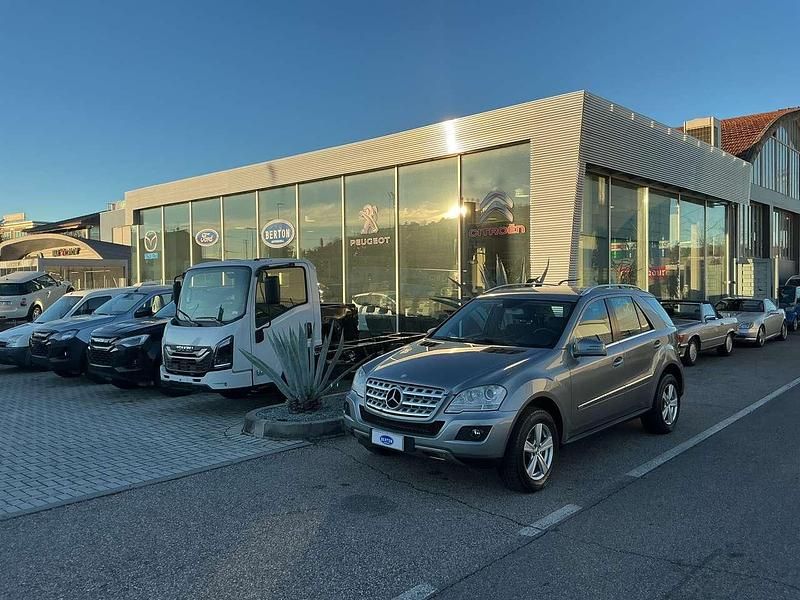 Grigio Usata 2010 Mercedes ML350 SUV | 13.400 € (Cara) - Immagine 1/4