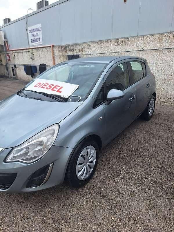 Usata Opel Corsa Edition 75 CV (55 kW) 2012 Berlina