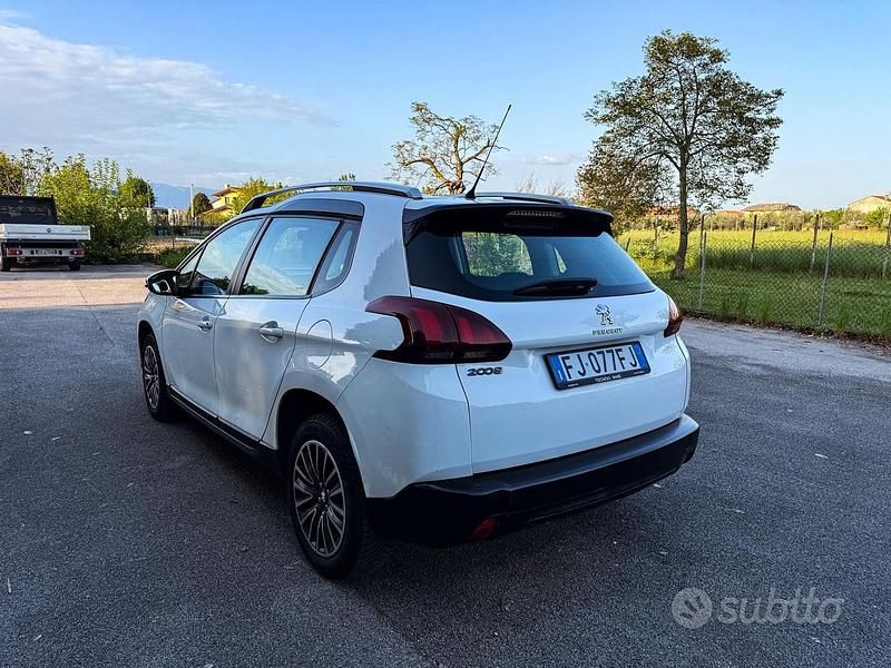 Usata Peugeot 2008 Active 75 CV (55 kW) 2017 Bianco SUV