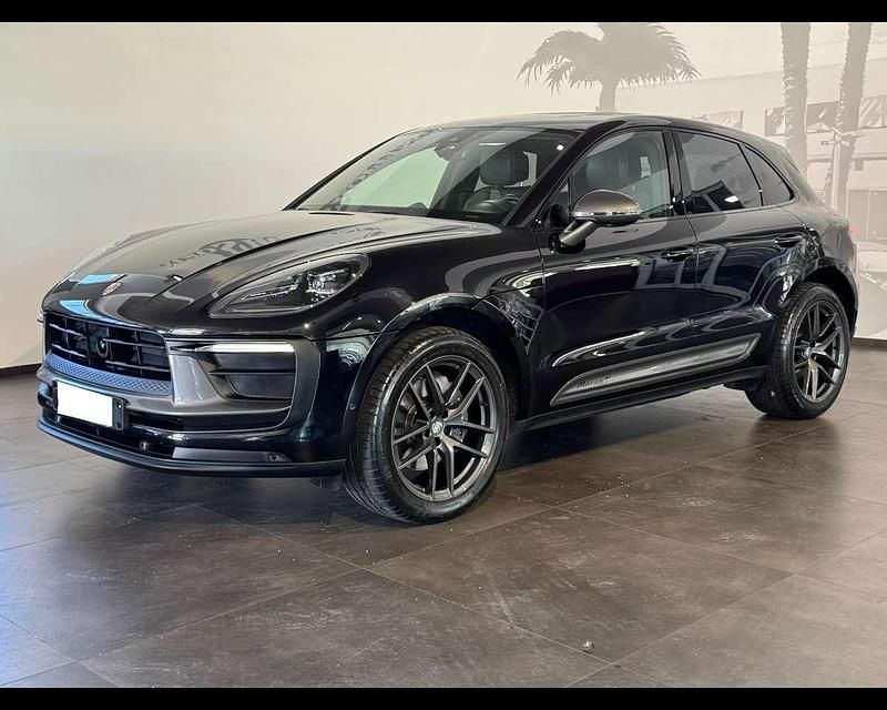 Nero Usata 2023 Porsche Macan SUV | 73.900 € (Cara) - Immagine 1/4