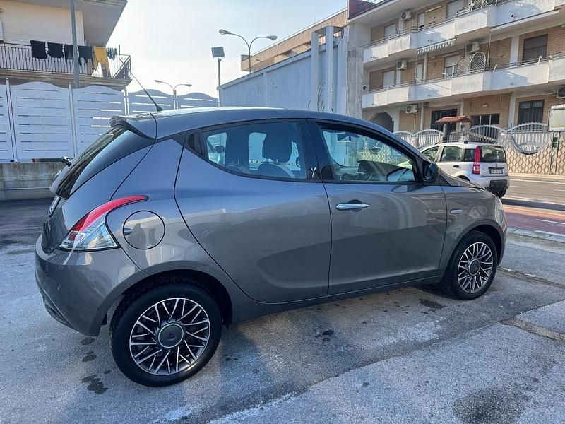 Usata Lancia Ypsilon Gold 95 CV (69 kW) 2016 Grigio Utilitaria