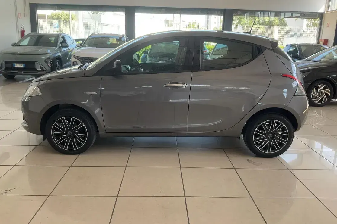 Usata Lancia Ypsilon S 70 CV (51 kW) 2024 Grigio Utilitaria