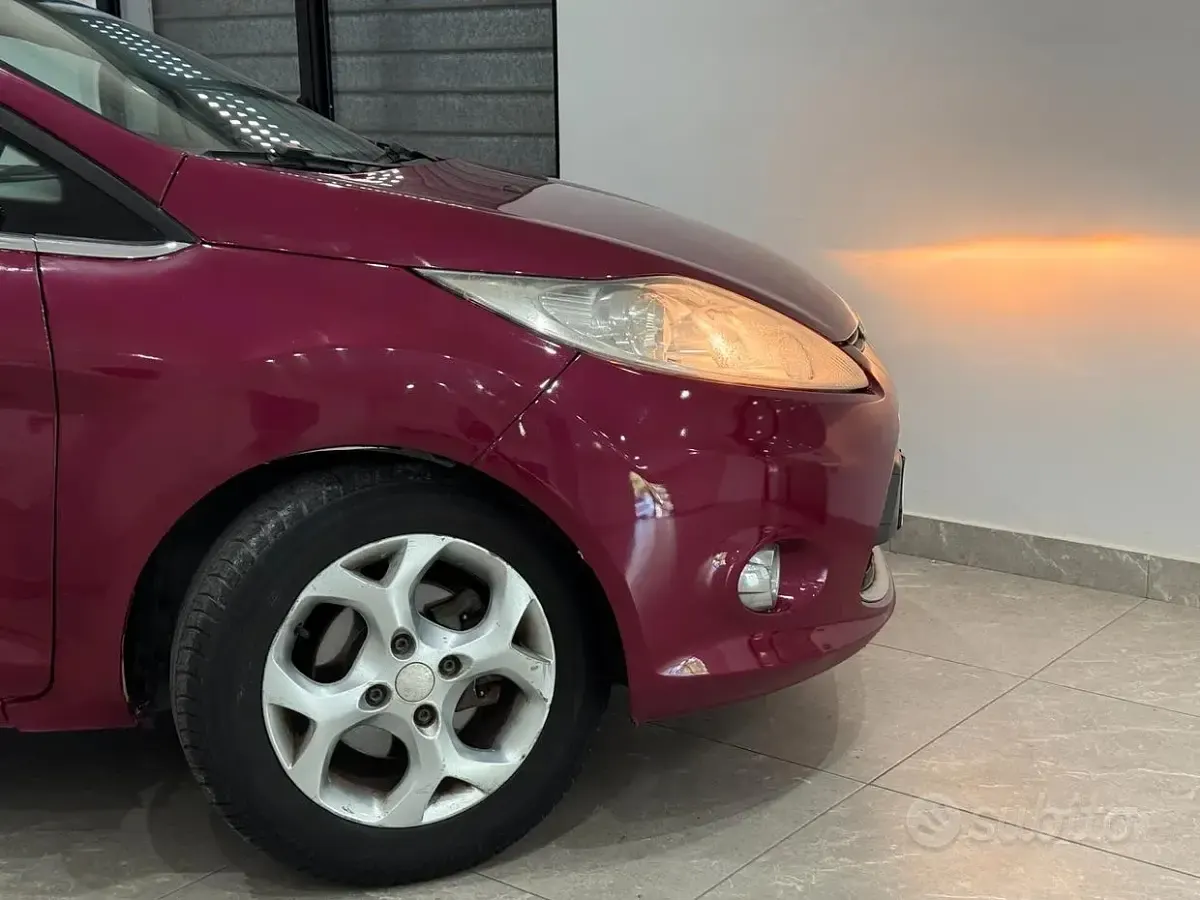 Usata Ford Fiesta 68 CV (50 kW) 2009 Viola Berlina