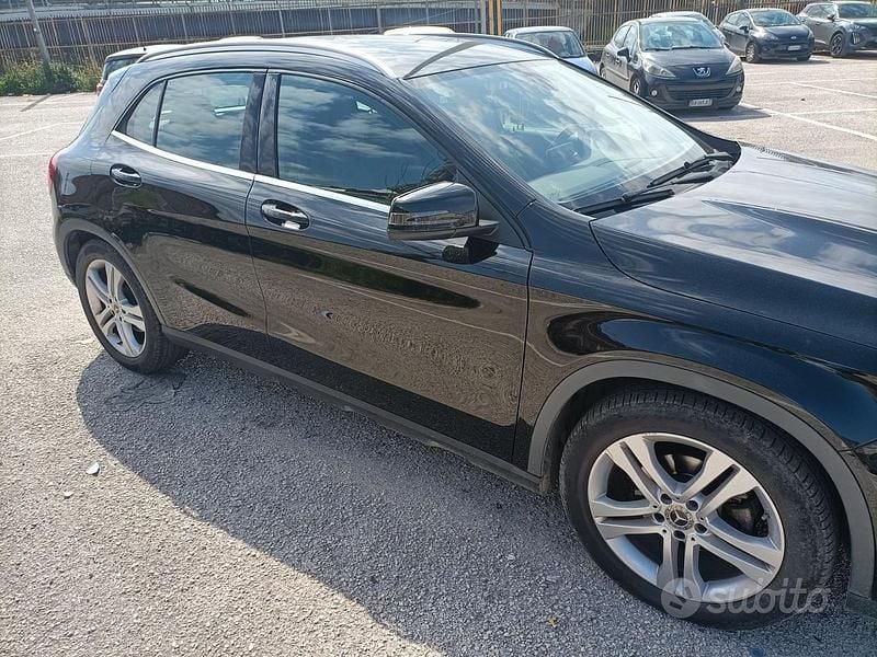 Usado Mercedes GLA200 136 CV (100 kW) 2017 Negro SUV