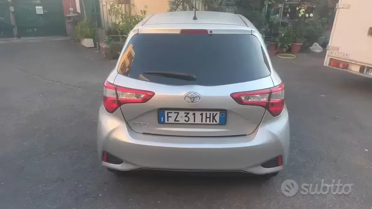 Usata Toyota Yaris 72 CV (52 kW) 2019 Grigio Berlina