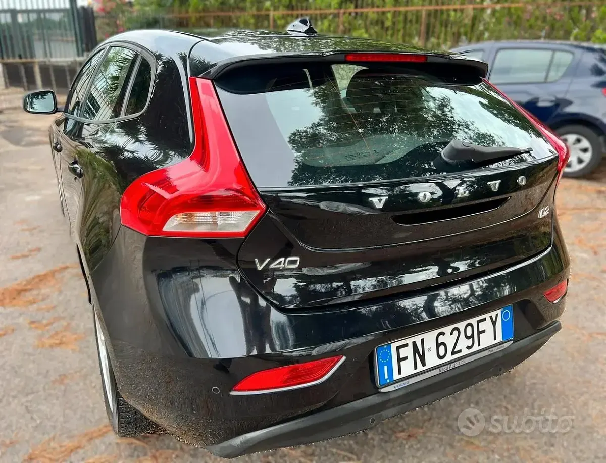 Usata Volvo V40 Kinetic 120 CV (88 kW) 2018 Nero Berlina