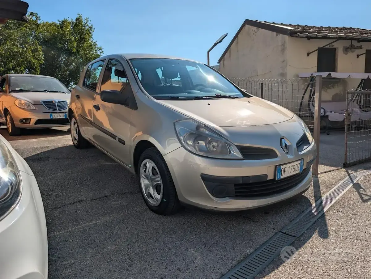 Usata Renault Clio II 85 CV (62 kW) 2007 Marrone Berlina