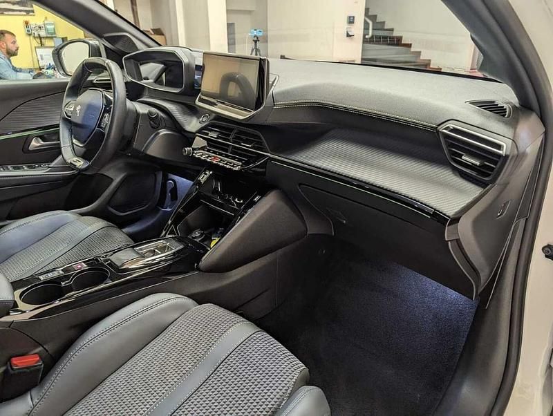 Usado Peugeot e-208 GT 100 kW (136 CV) 2022 Blanco Utilitario