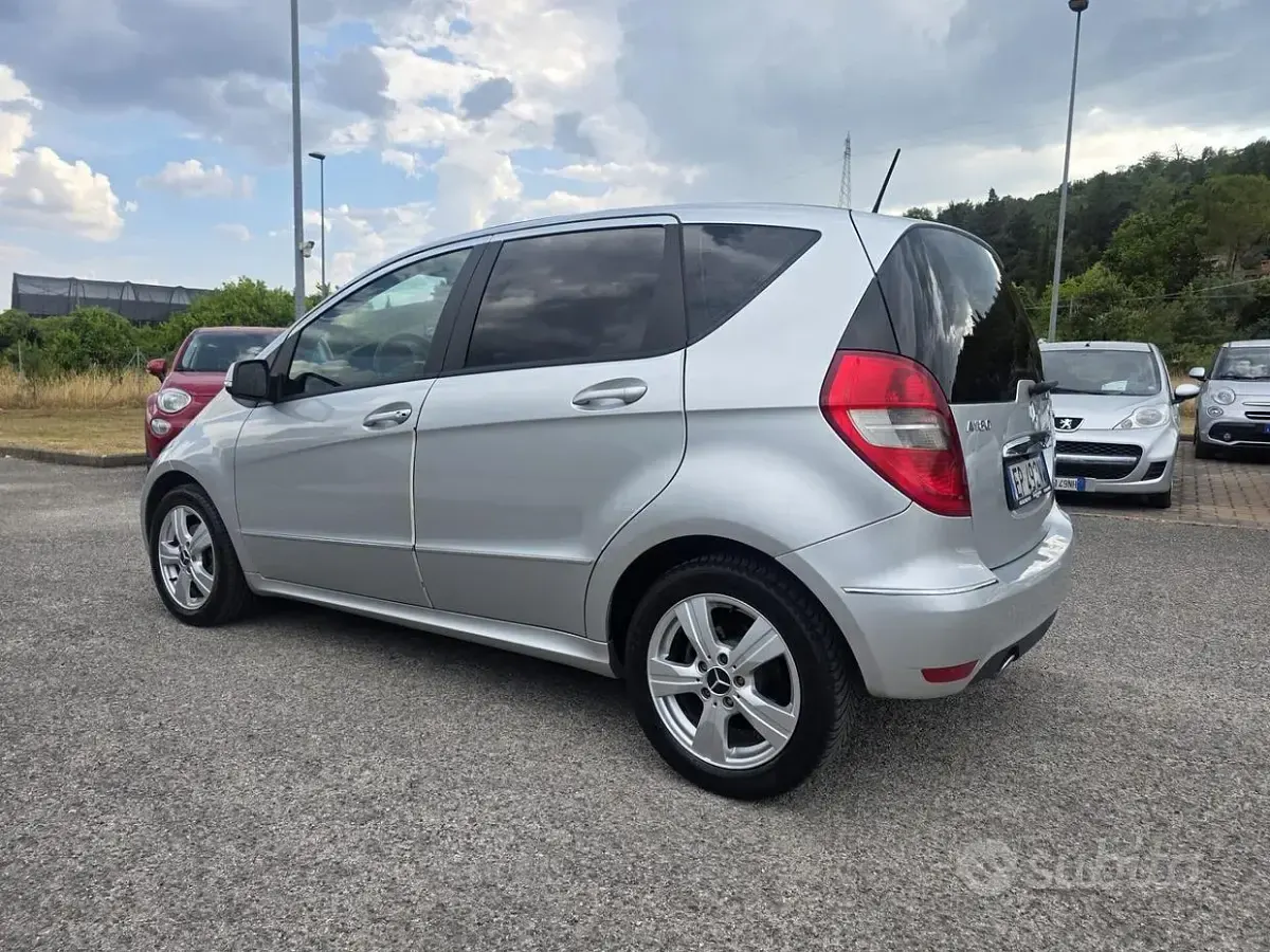 Usata Mercedes A180 Premium 109 CV (80 kW) 2012 Grigio Utilitaria