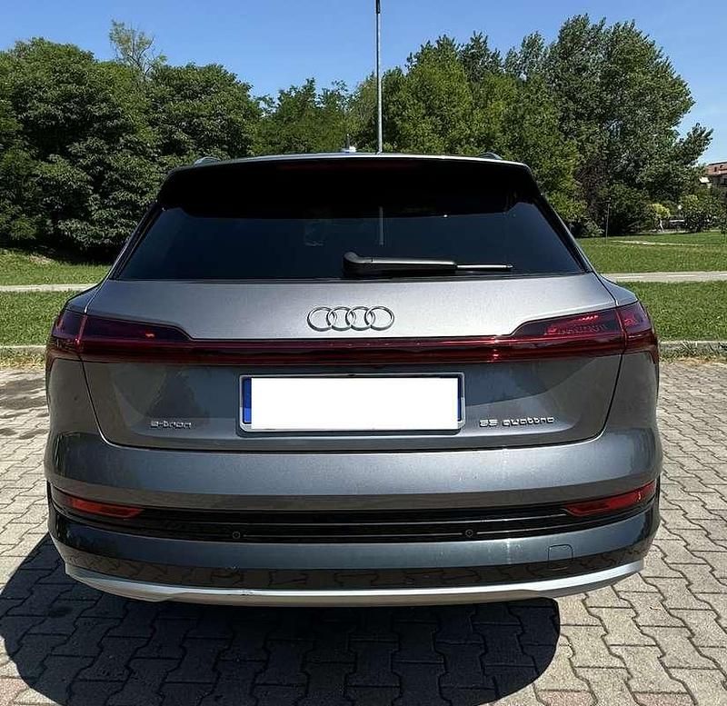 Usata Audi e-tron Ambiente 300 kW (408 CV) 2021 Grigio SUV