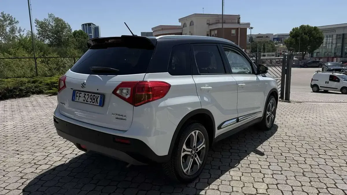 Usata Suzuki Vitara 120 CV (88 kW) 2016 Tetto nero SUV