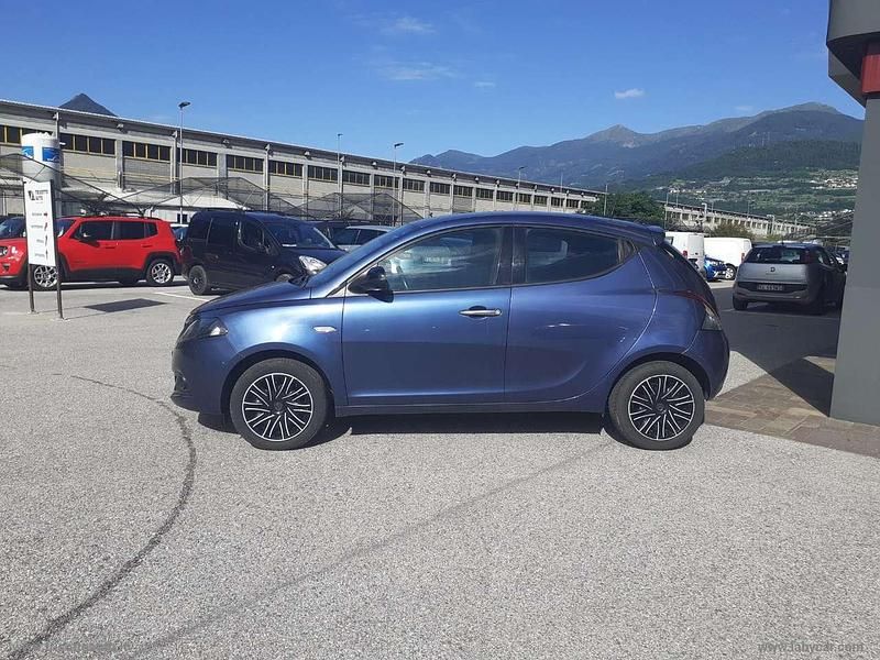 Usata Lancia Ypsilon Gold 69 CV (50 kW) 2022 Blu/azzurro Utilitaria