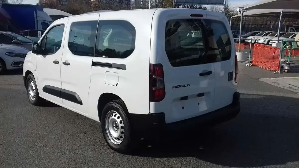 Usata Fiat Doblò 101 CV (74 kW) 2024 Bianco Monovolume