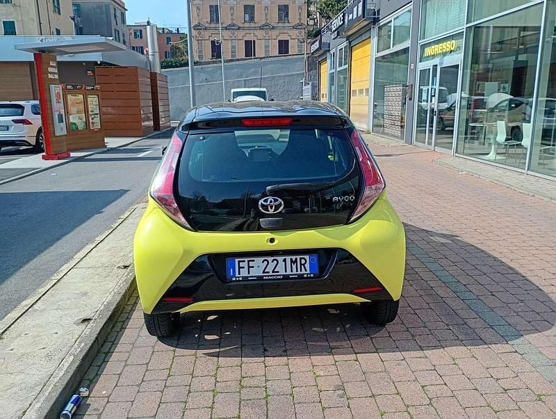Usata Toyota Aygo X-cite 69 CV (50 kW) 2016 Giallo Utilitaria