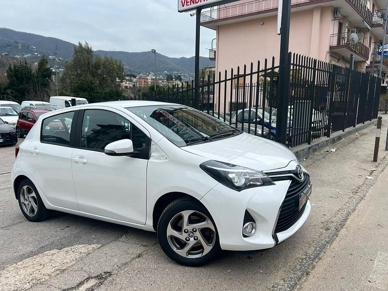 Usata Toyota Yaris Hybrid Active 75 CV (55 kW) 2015 Bianco Berlina
