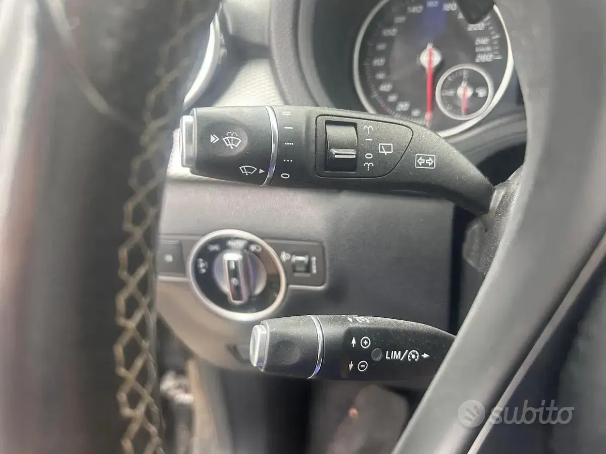 Usata Mercedes B200 156 CV (114 kW) 2016 Nero Utilitaria