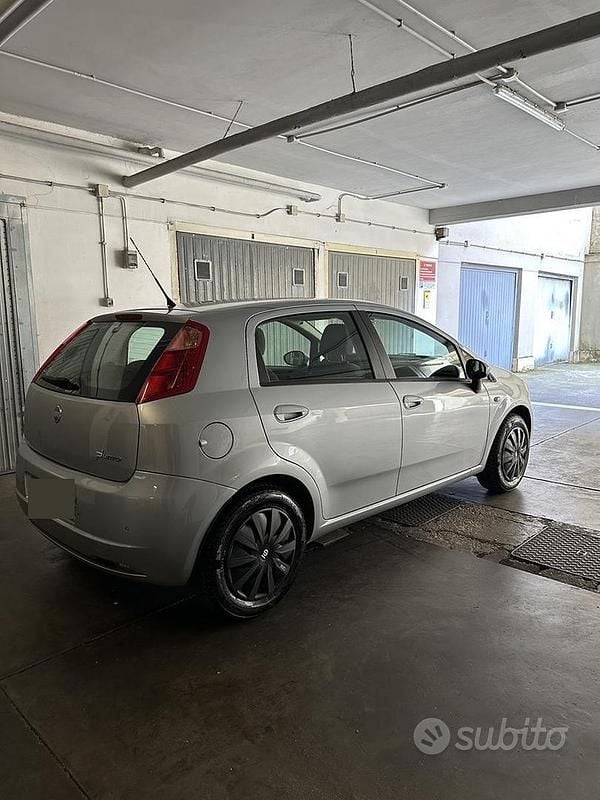 Usata Fiat Grande Punto Dynamic 78 CV (57 kW) 2006 Grigio Utilitaria