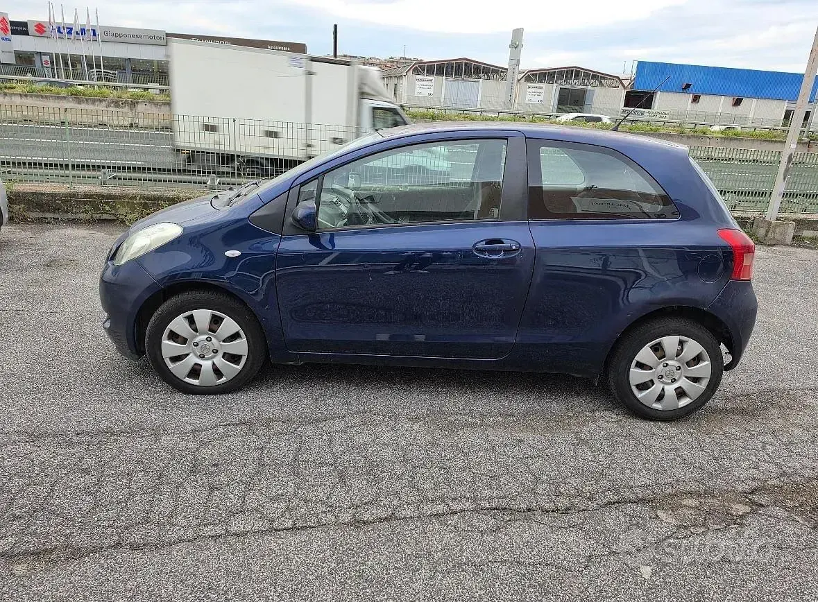 Usata Toyota Yaris Sol 69 CV (50 kW) 2006 Blu Berlina