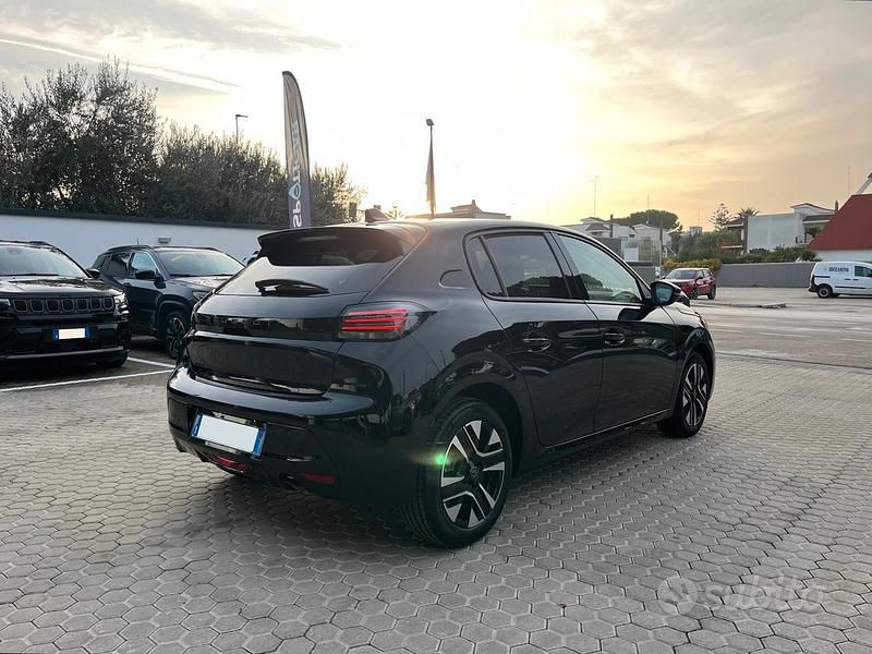 Usata Peugeot 208 Allure 101 CV (74 kW) 2025 Nero Utilitaria