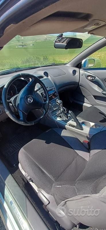 Begagnad Toyota Celica T2 143 HK (105 kW) 2001 Grå Sportkupé