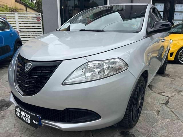 Usata Lancia Ypsilon Silver 69 CV (50 kW) 2015 Grigio Utilitaria