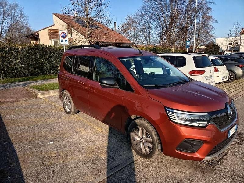 Usata Renault Kangoo 116 CV (85 kW) 2024 Bronzo Station wagon