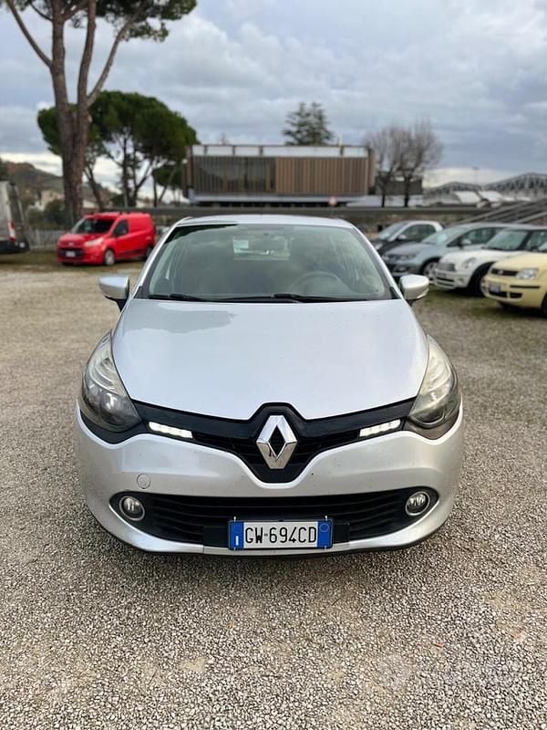 Grigio Usata 2015 Renault Clio IV Due volumi | 5300 € (Ottimo prezzo) - Immagine 1/4