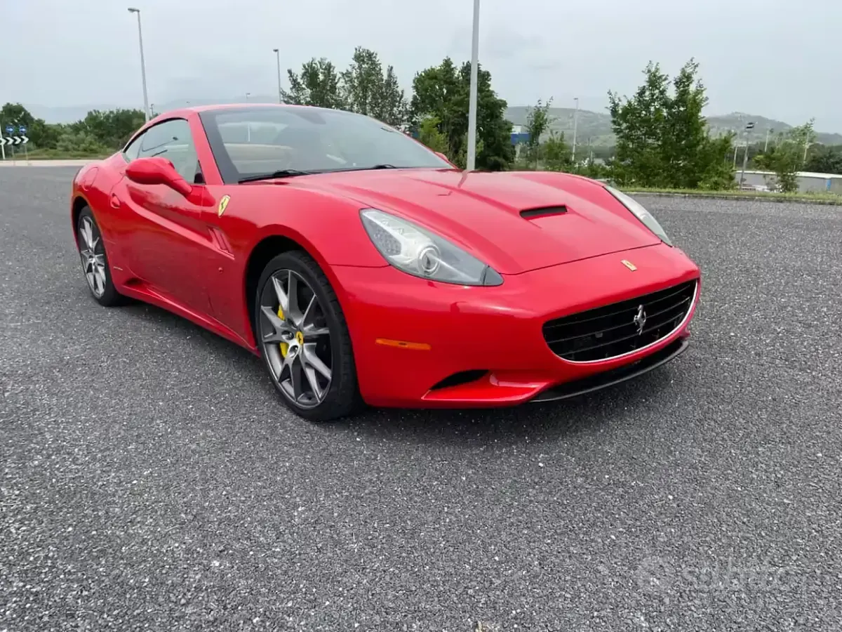 Usata Ferrari California 460 CV (338 kW) 2011 Rosso Cabrio