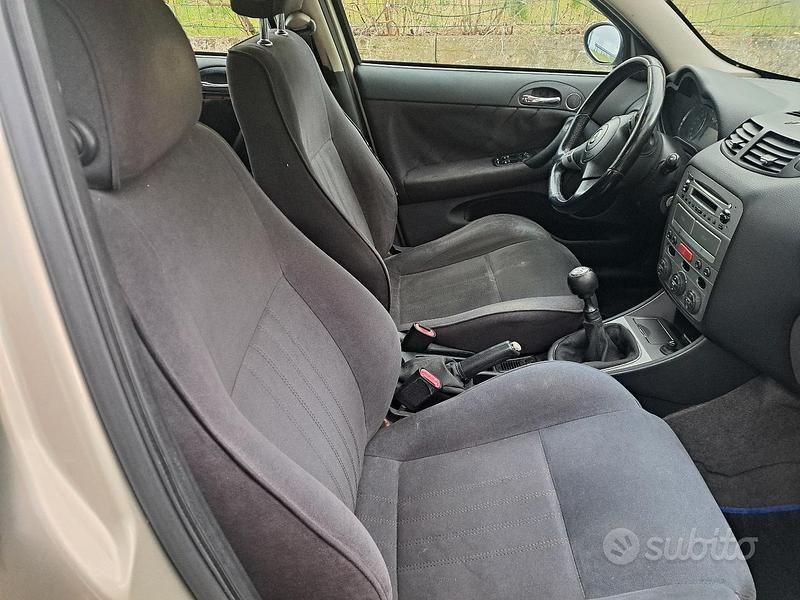 Usata Alfa Romeo 147 Distinctive 116 CV (85 kW) 2005 Oro Utilitaria