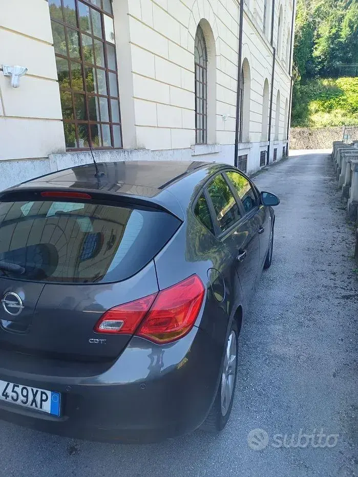 Usata Opel Astra 110 CV (80 kW) 2012 Grigio Berlina