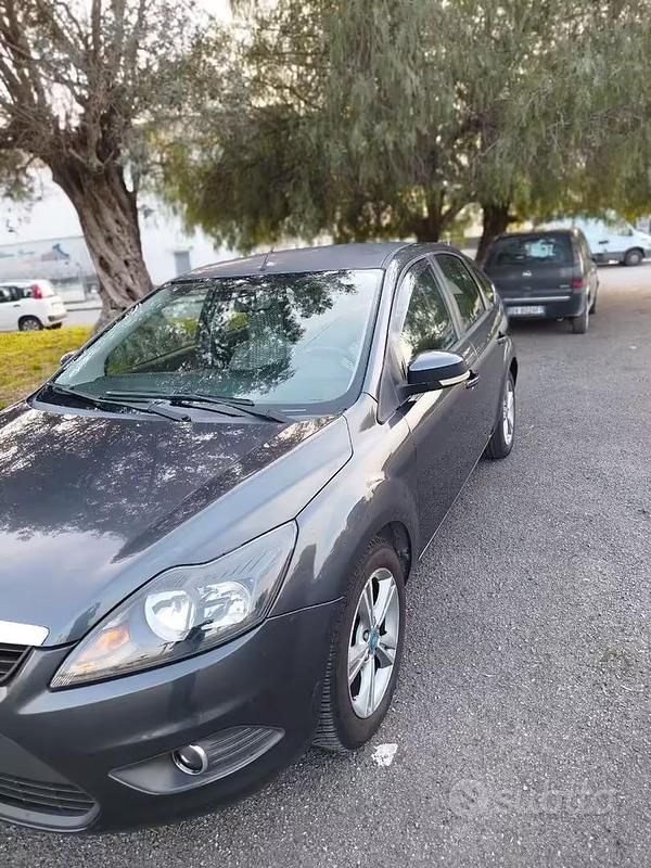 Begagnad Ford Focus 110 HK (80 kW) 2010 Grå Sedan