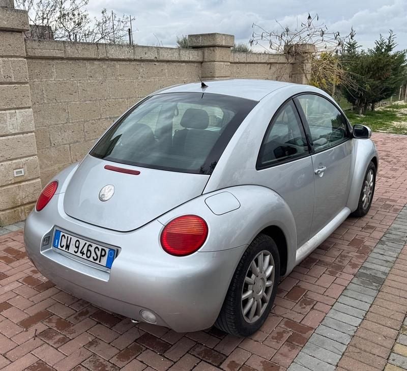 Usata VW New Beetle 104 CV (76 kW) 2005 Argento Utilitaria