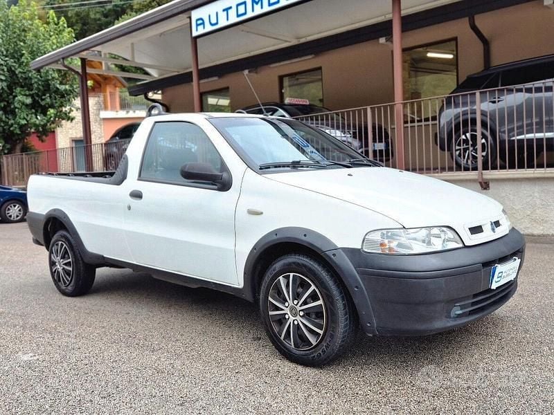 Bianco Usata 2004 Fiat Strada Pick-up | 6800 € (Buon prezzo) - Immagine 1/4