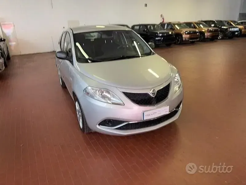 Usata Lancia Ypsilon Silver 69 CV (50 kW) 2016 Grigio Utilitaria