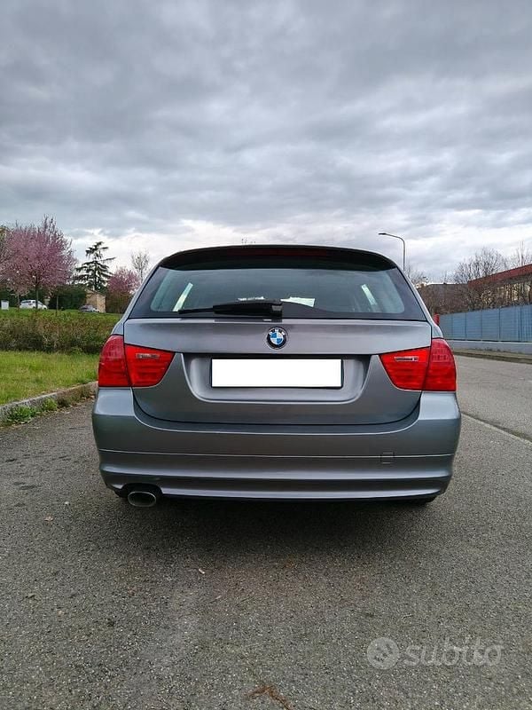 Usata BMW 318 143 CV (105 kW) 2010 Grigio Station wagon