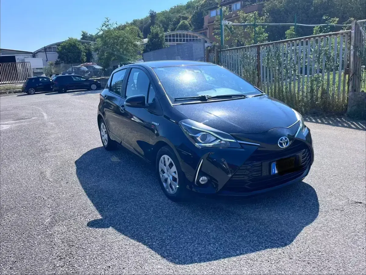 Usata Toyota Yaris Hybrid Cool 73 CV (53 kW) 2018 Nero Berlina