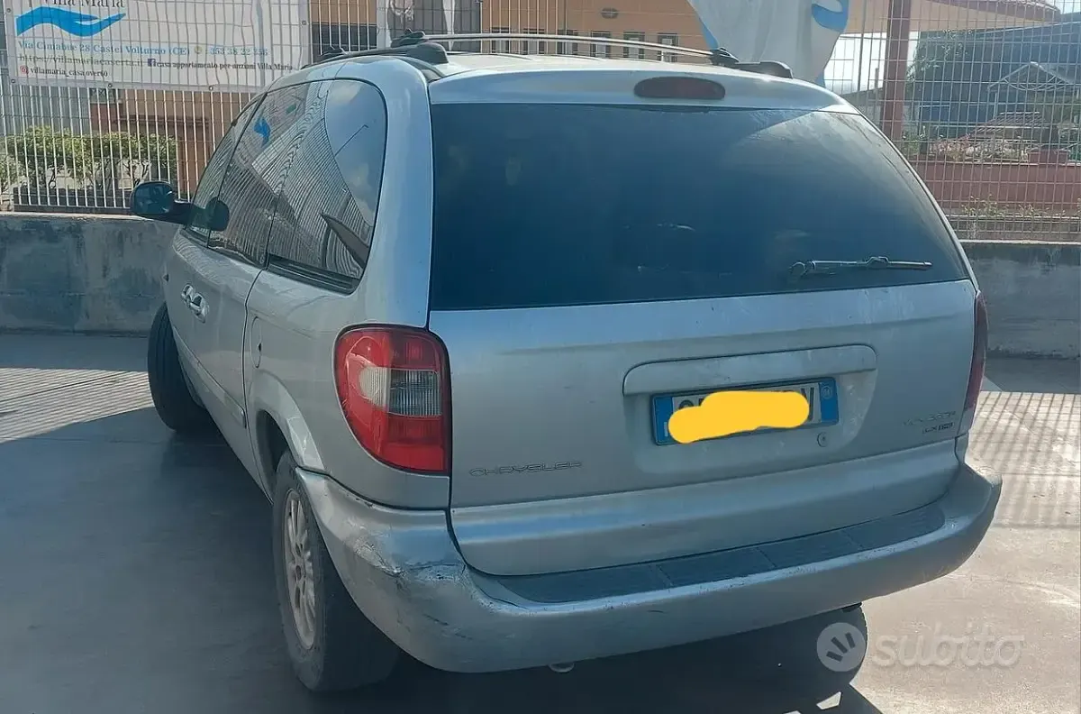 Usata Chrysler Voyager 143 CV (105 kW) 2004 Grigio Monovolume