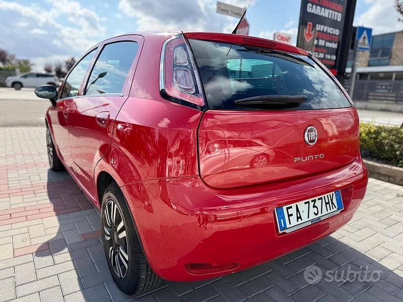 Usata Fiat Punto Young 69 CV (50 kW) 2015 Rosso Berlina