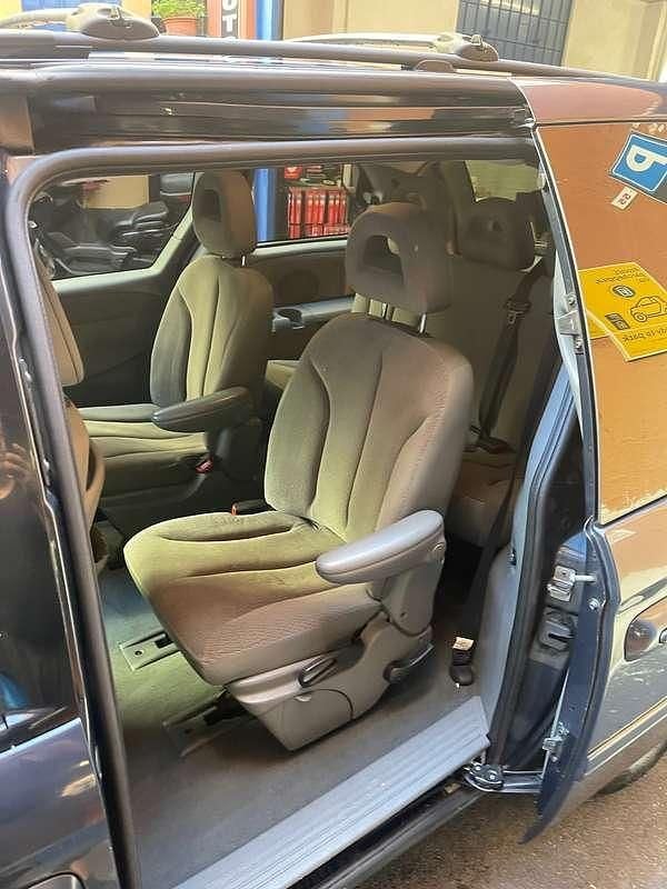 Grigio Usata 2008 Chrysler Voyager Monovolume | 2200 € (Ottimo prezzo) - Immagine 1/4