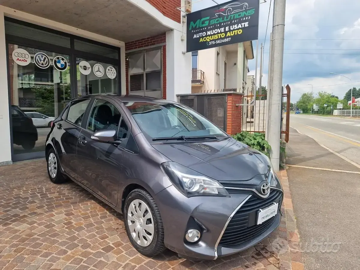 Usata Toyota Yaris Active 69 CV (50 kW) 2015 Grigio Utilitaria