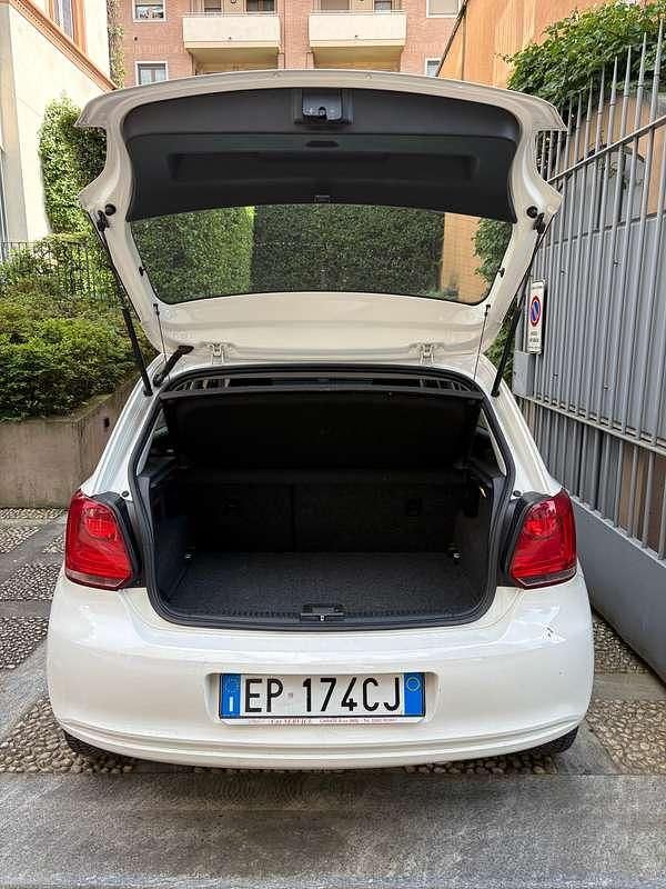 Bianco Usata 2013 VW Polo Comfortline Tre volumi | 5700 € (Ottimo prezzo) - Immagine 1/4