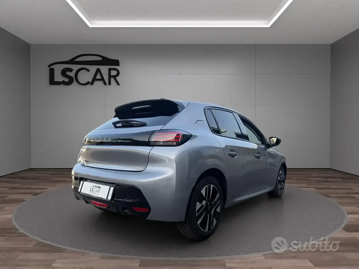 Usata Peugeot 208 Allure 101 CV (74 kW) 2025 Grigio Utilitaria