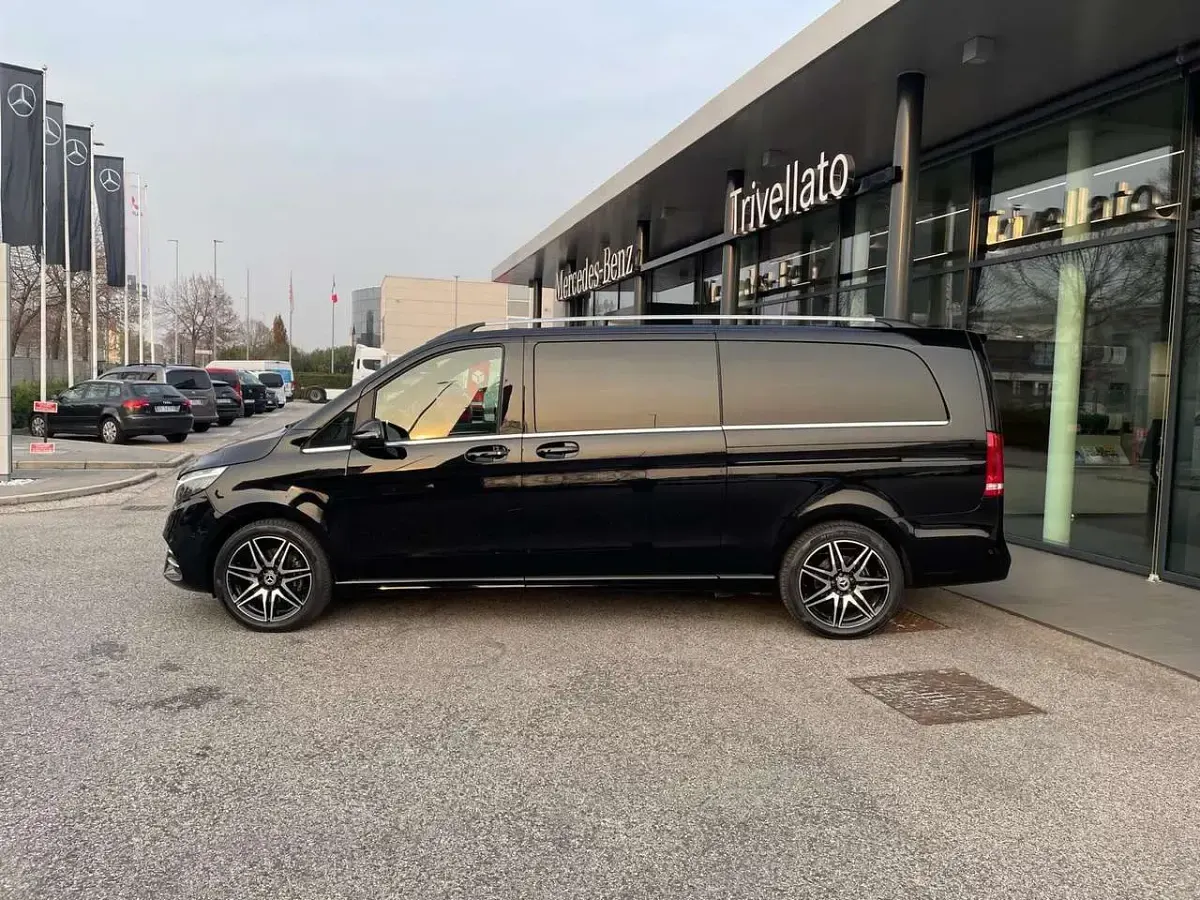 Usata Mercedes V300 239 CV (175 kW) 2023 Nero ossidania Monovolume