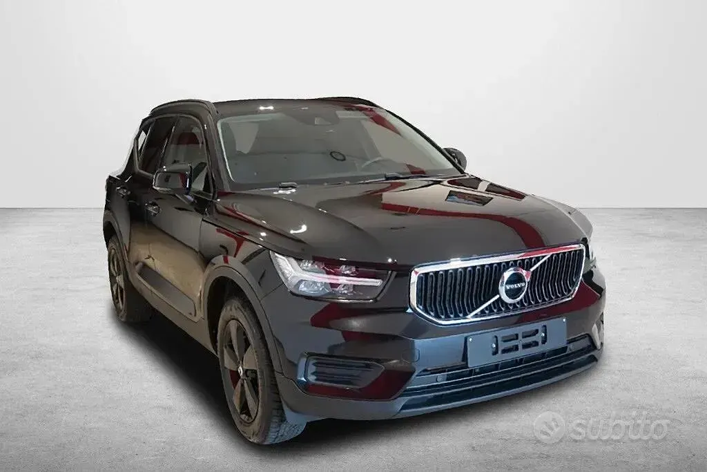 Usata Volvo XC40 Momentum 150 CV (110 kW) 2021 Nero SUV