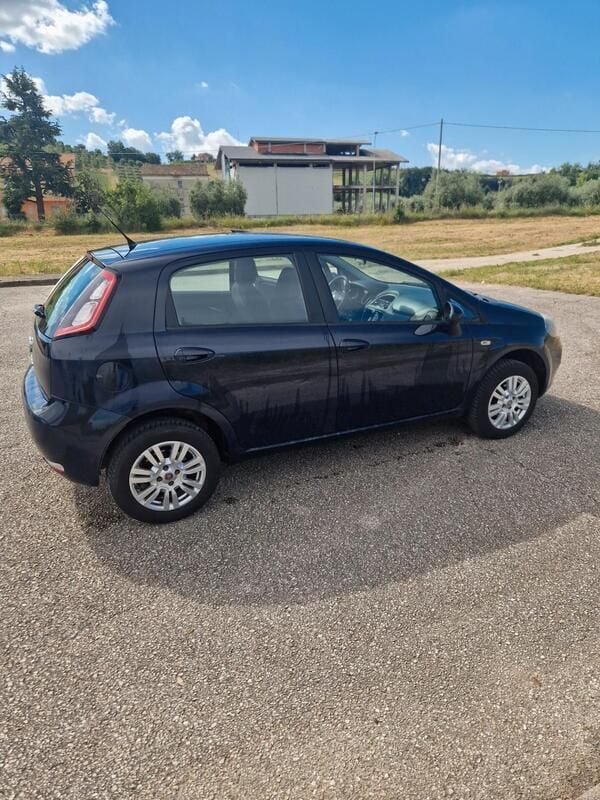 Usata Fiat Punto Lounge 77 CV (56 kW) 2013 Blu/azzurro Utilitaria