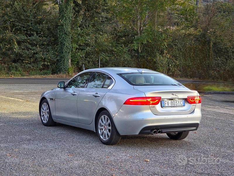 Usata Jaguar XE 180 CV (132 kW) 2019 Argento Berlina