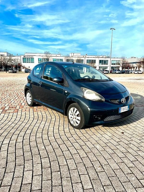 Usata Toyota Aygo 68 CV (50 kW) 2005 Grigio Utilitaria
